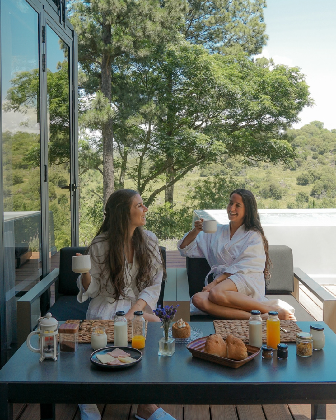 Juli, Pau y Aylu compartiendo un desayuno