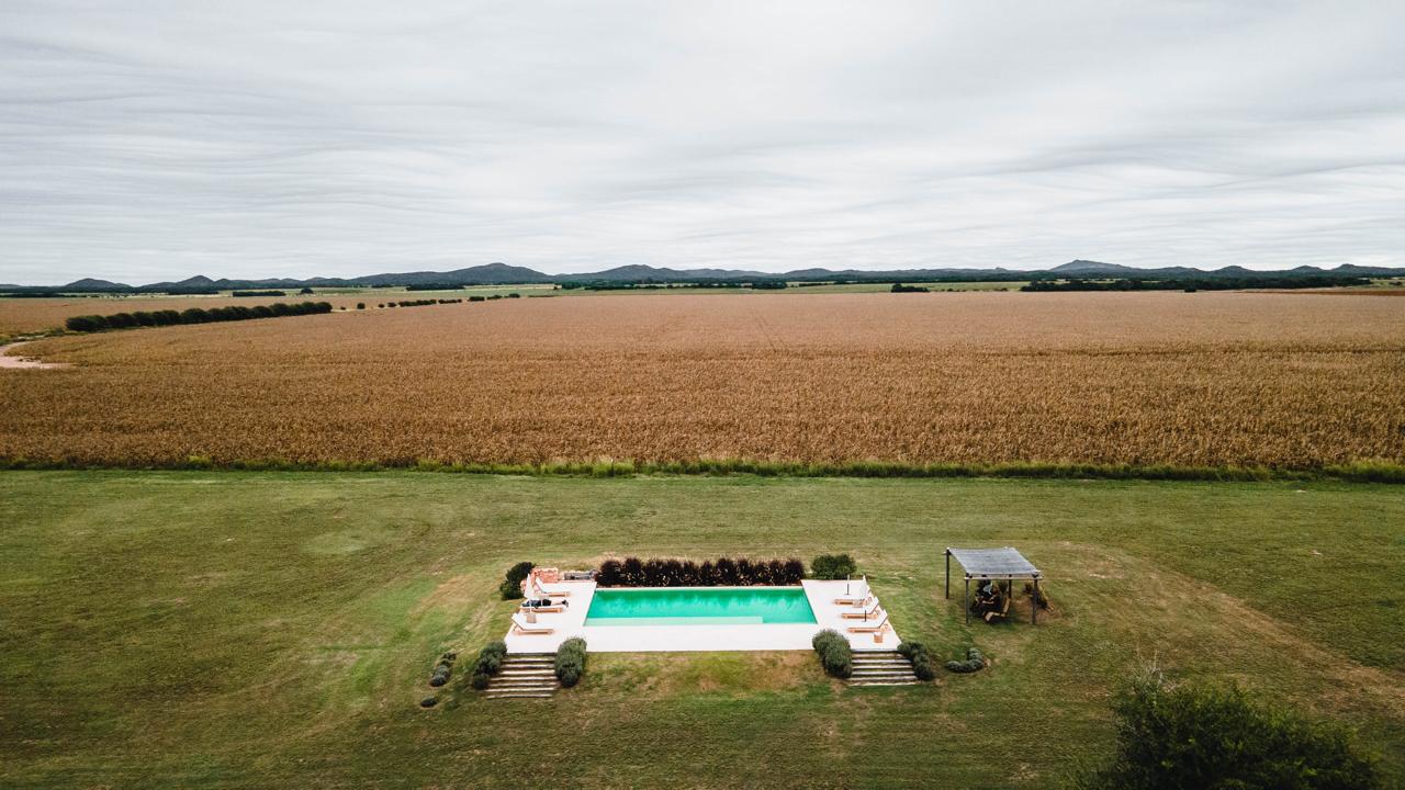 Piscina en medio del paisaje rural cordobés